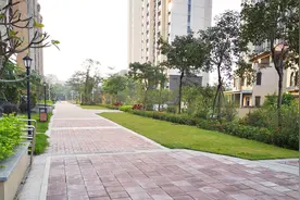 离开深圳，我选择在挨着深圳的一个小镇定居，房价便宜太多还宜居