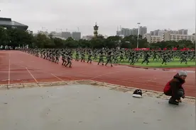 因南宁9月天气炎热，广西大学新生军训修改成冬天1月寒假前进行视频封面