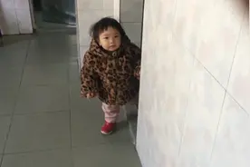 一岁八个月的宝宝只喜欢奶奶，妈妈想要她理一下不得不拿出杀手锏