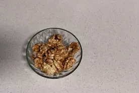 核桃仁的黄皮怎么去掉？百度上说的微波炉加热几分钟，今天验证了视频封面