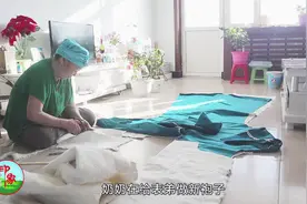 心灵手巧的奶奶缝皮袍子，乌音嘎帮忙着，了解蒙古皮袍子缝制工艺