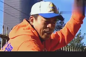 大叔汽车加一次油两天就用完了，修车师傅低头一检查，原来在漏油视频封面