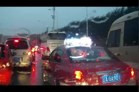 沈阳昨夜大暴雨堵路绕行4个小时