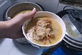 广东中山，光棍大叔用10只大闸蟹煮了一锅粥，鲜香浓郁特别好喝。