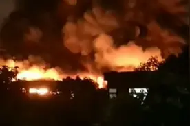 鹤山木业厂深夜突发大火，60名消防员赶赴现场救援视频封面
