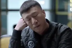 美女富婆和穷小伙喝酒玩真心话大冒险，只有喝醉了才有机会嘛