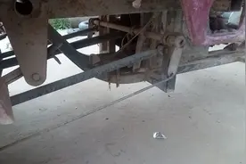 三轮摩托车开起来后轮吱吱的响，一般都是这个地方有故障。视频封面