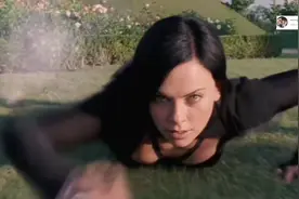 影视：一黑一白两美女闯禁区，动作利落，黑美女变异竟有四只手视频封面