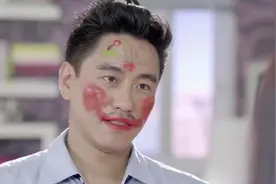 男人把自己的脸画花，还说起了搞笑广告词，竟然是为了向女人表白