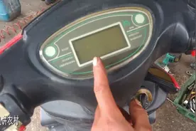电动车骑行的时候，钥匙反复开关几次才通电；师傅教你不花钱修好