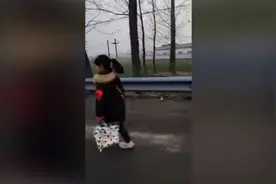 河南女孩迷路好心阿姨把她送回家第二天家人大老远过来感谢她视频封面