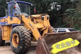 50装载机推场地技巧，下铲的角度恰当好处！