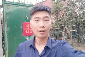 从育红班到初中，每天上学放学吃饭都在一起。他考上了清华。