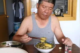 蔚县黄糕直接大口吞不嚼，一大盆瞬间吞完，张家口美食吃起来过瘾