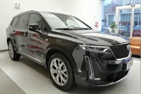 店里面最贵的车，黑色系颇显高贵，乍一看霸气十足