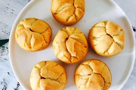 粑粑坊很火的糯米蛋糕，需要鸡蛋和糯米粉，简单几步在家就能完成