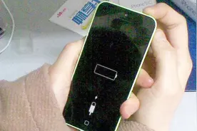 为什么iphone充电线总是那么容易坏？看完明白背后猫腻视频封面