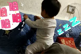 爸爸的头差点被女儿坐扁，女儿坐在爸爸的头上跳舞，爸爸却很享受视频封面