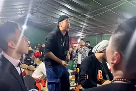 这应该是我见过最有氛围的婚礼，合唱爱拼才会赢，非常好听！视频封面