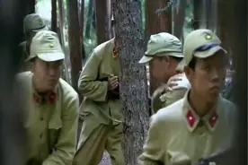 小鬼子进树林后，个个赤裸上身围成一圈挠痒痒，这是什么神操作！视频封面