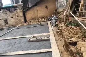 农村两兄弟分家，是这样分老房子地皮，大家觉得合理吗