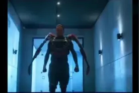 一个人类身体长着四只手运用的很协调，全靠思维控制机器手臂视频封面