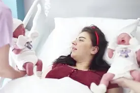 国外产妇生了双胞胎，看着两个可爱的小宝宝，一家人都很开心呐！视频封面