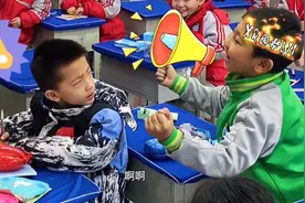看一年级小朋友“击鼓传花”。他们能传出什么新花样呢？视频封面