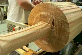 几十根木料拼在一起，制作一个实木酒吧凳，这比买的贵多了