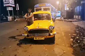 小伙独自体验印度凌晨2点夜晚，是否安全？路旁发现2处中文视频封面