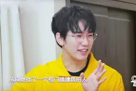 综艺：儿子爆料妈妈25年来，一直找专门搞建筑的理发师做同种发型视频封面