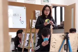 上课玩手机被老师看见了视频封面