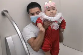 7个月的宝宝第一次坐地铁，看什么都好新奇哦