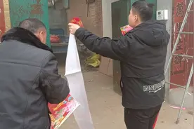 新年贴春联，大门太高，不用梯子根本贴不上视频封面