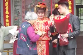 福建农村一姑娘出嫁，新娘不舍离开妈妈，哭着出门，好揪心视频封面