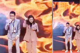 ktv情侣对唱一首《神话情话》，阅历的嗓音，一看电视剧就没少看