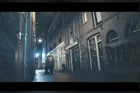 外卖小伙送完餐，路上竟出现一只狮子对他猛追，结果太凄惨了！视频封面