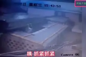 爆笑：这是我见过最倒霉的哥们儿，为了去上网，三次掉进厕所