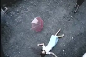 李秀英韩语经典感人mv上部《啦啦啦》,中文名<抱紧我别走>。