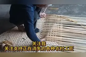 老篾匠手工编织竹席，工艺精湛娴熟。正在失传的农村手艺难得一见