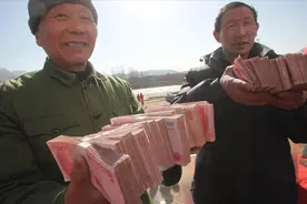 老百姓有福了！国家斥巨资8.7万亿转入社保，领的钱更多了？视频封面