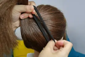 流行的不拽头皮的高马尾原来是这样扎的，最近很爱这款扎发