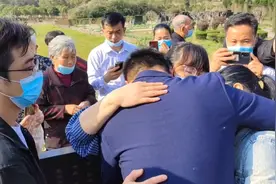 被拐31年后徐剑锋与家人在母亲墓前痛哭，孙海洋：孩子都会回来的视频封面