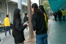 东莞石碣镇最大的电子厂，应网友要求拍摄女生和员工排长队的食堂