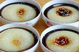 想吃凉糕不用去买了，在家就能做美味的黑糖凉糕，香甜软糯真好吃