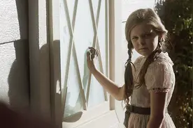 女子发现门外有个奇怪的小女孩，告诉自己后面有人视频封面