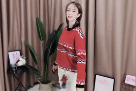 冬季薄款红色设计针织衫，搭配白色直筒休闲裤，青春阳光视频封面