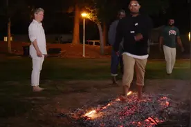 老外作死挑战，光脚走过火炭却没有被烫伤，这是什么原理？