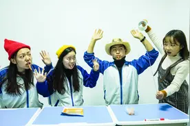 短剧：学生上课偷吃辣条，老师专门做了1碗胶带辣条，学生惨了视频封面