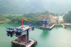 航拍广西都巴高速，跨河桥梁这样建造，看着都热血沸腾视频封面